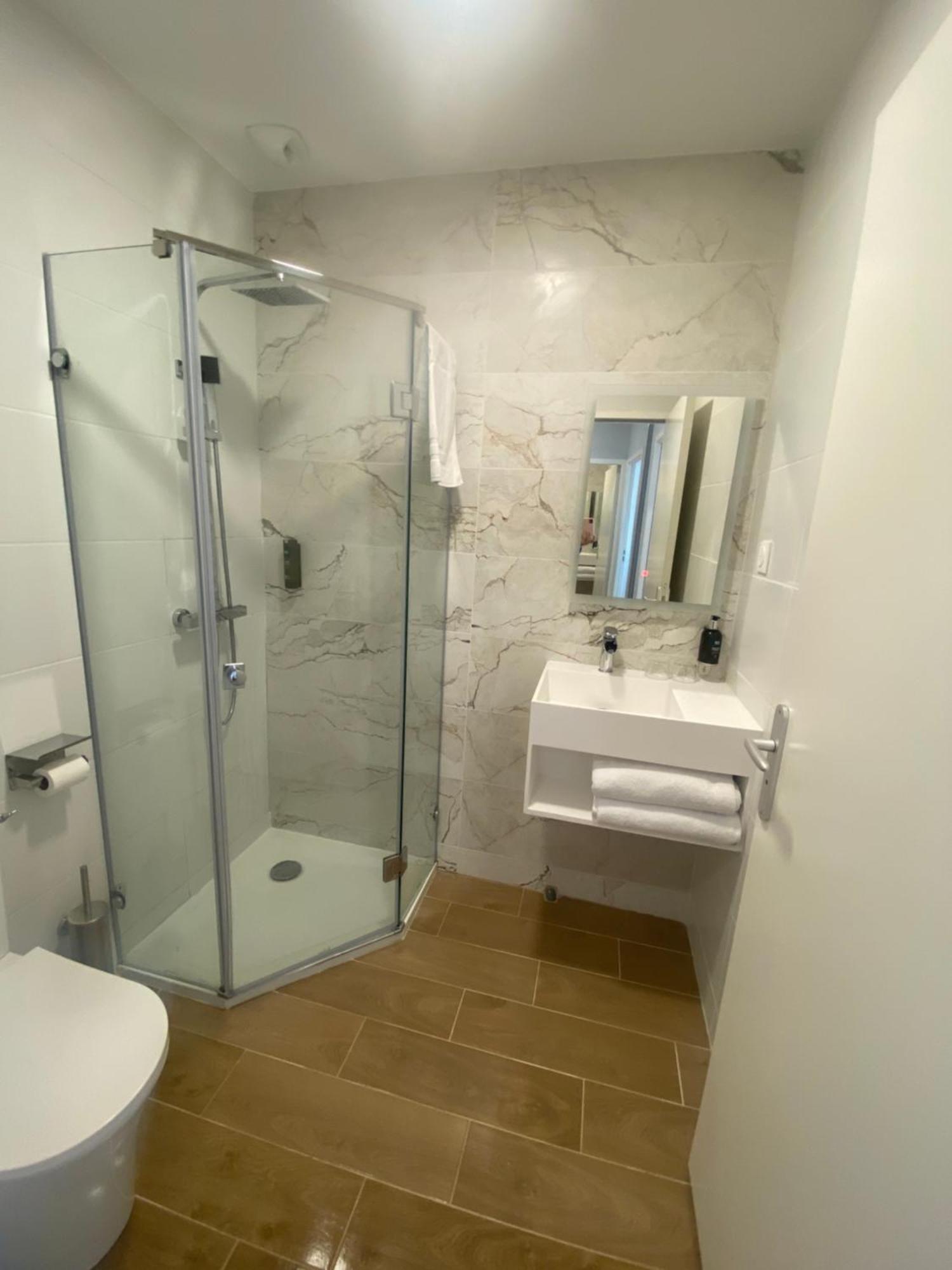 Logis Hotel De La Tour Libourne Zewnętrze zdjęcie