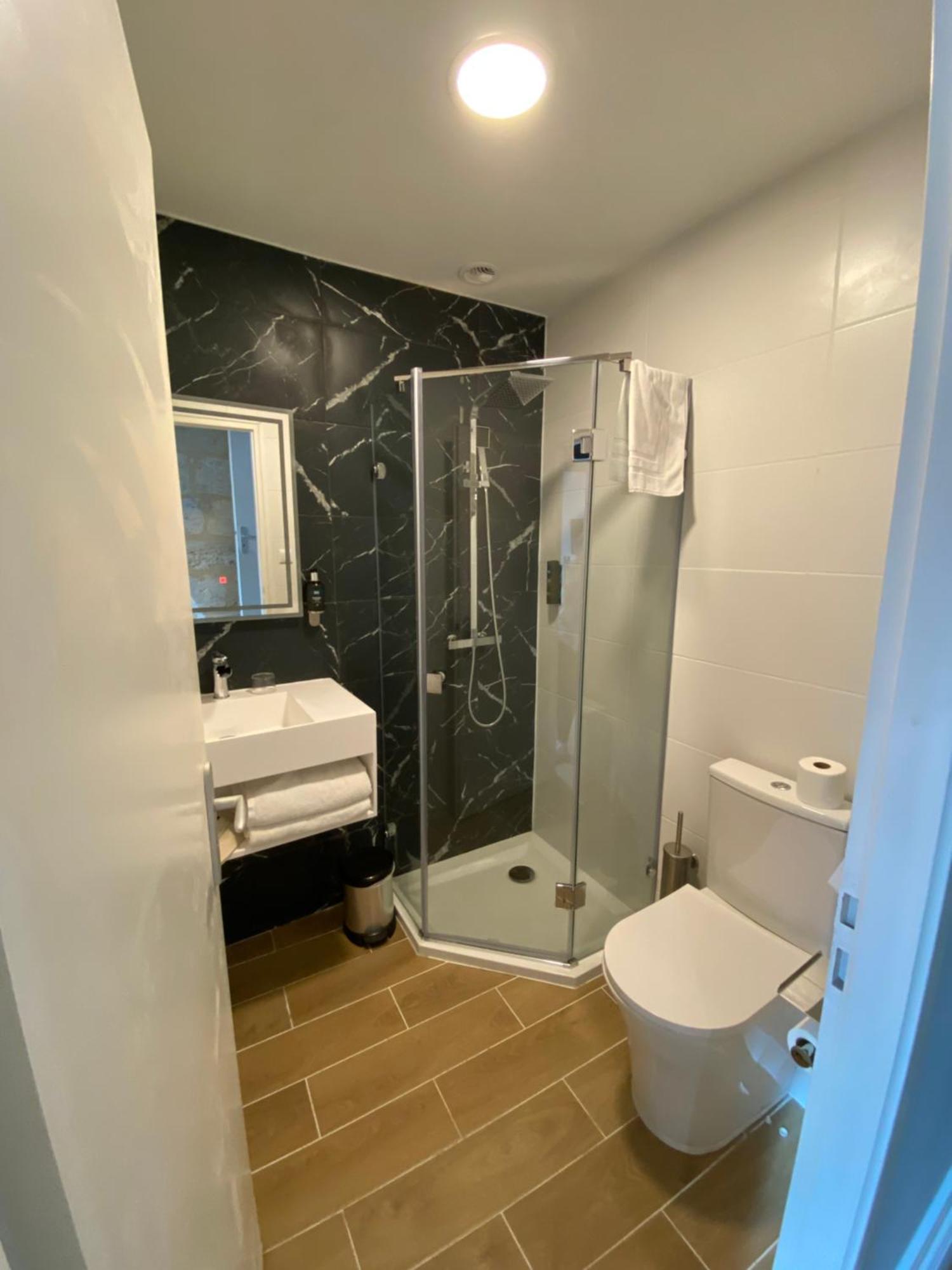 Logis Hotel De La Tour Libourne Zewnętrze zdjęcie
