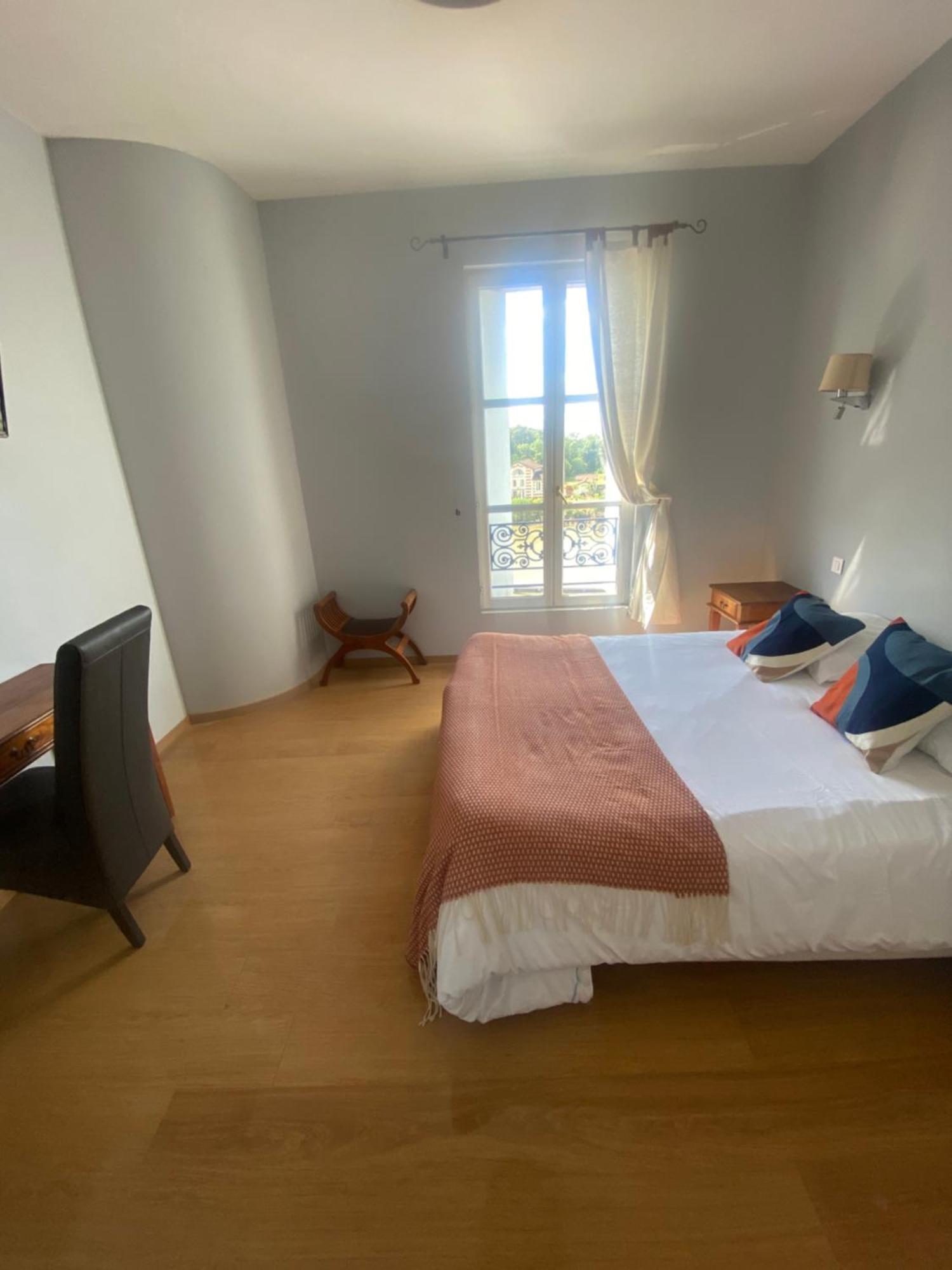 Logis Hotel De La Tour Libourne Zewnętrze zdjęcie